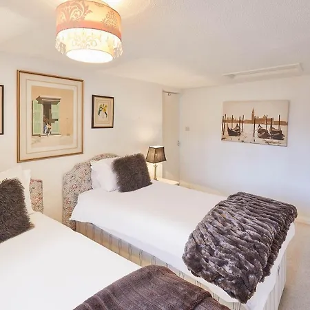 Host & - Rose * Stokesley